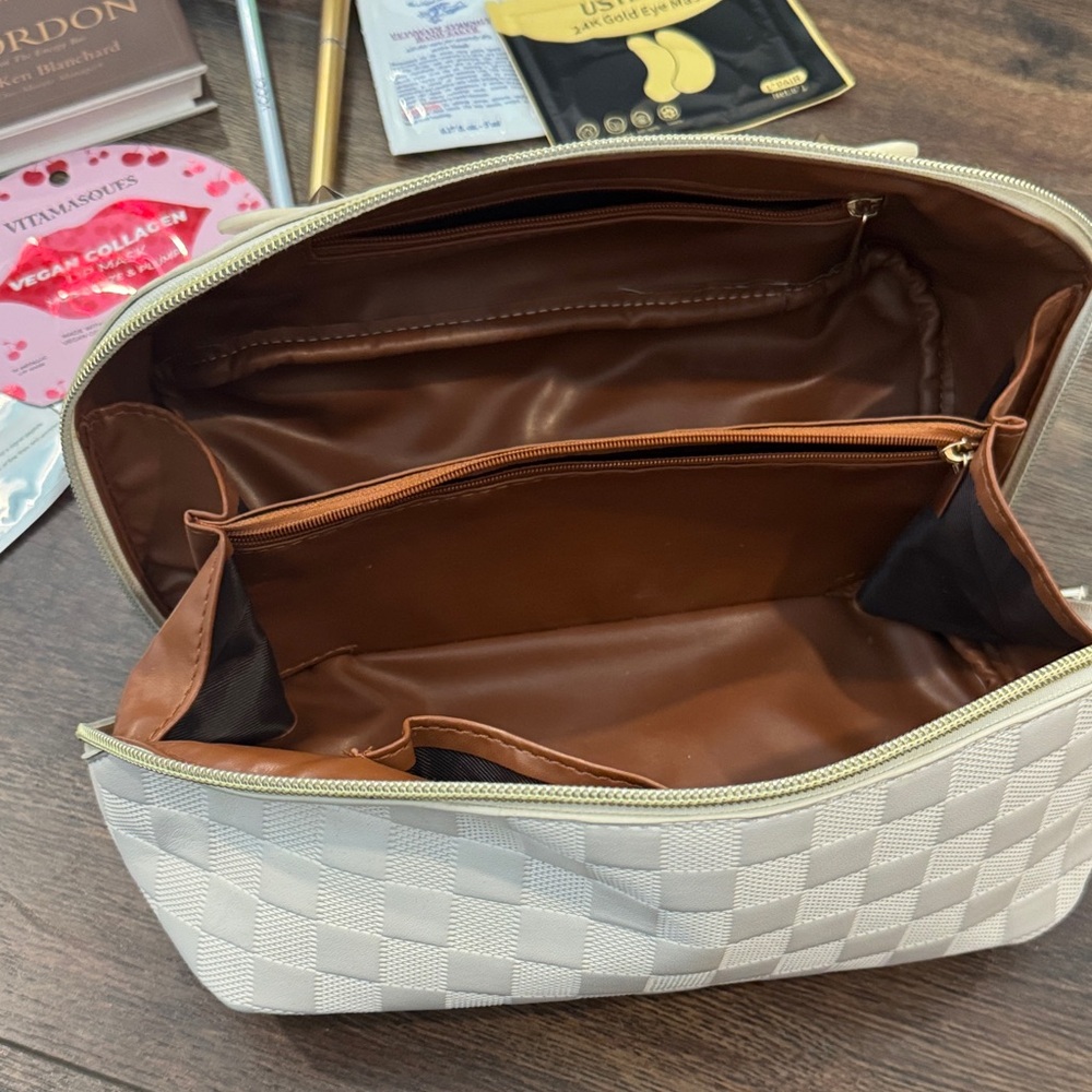 Beauty bundle Skincare Moisturizer Set w Silver bag 2 cosmetic bags - Picture 8 of 10